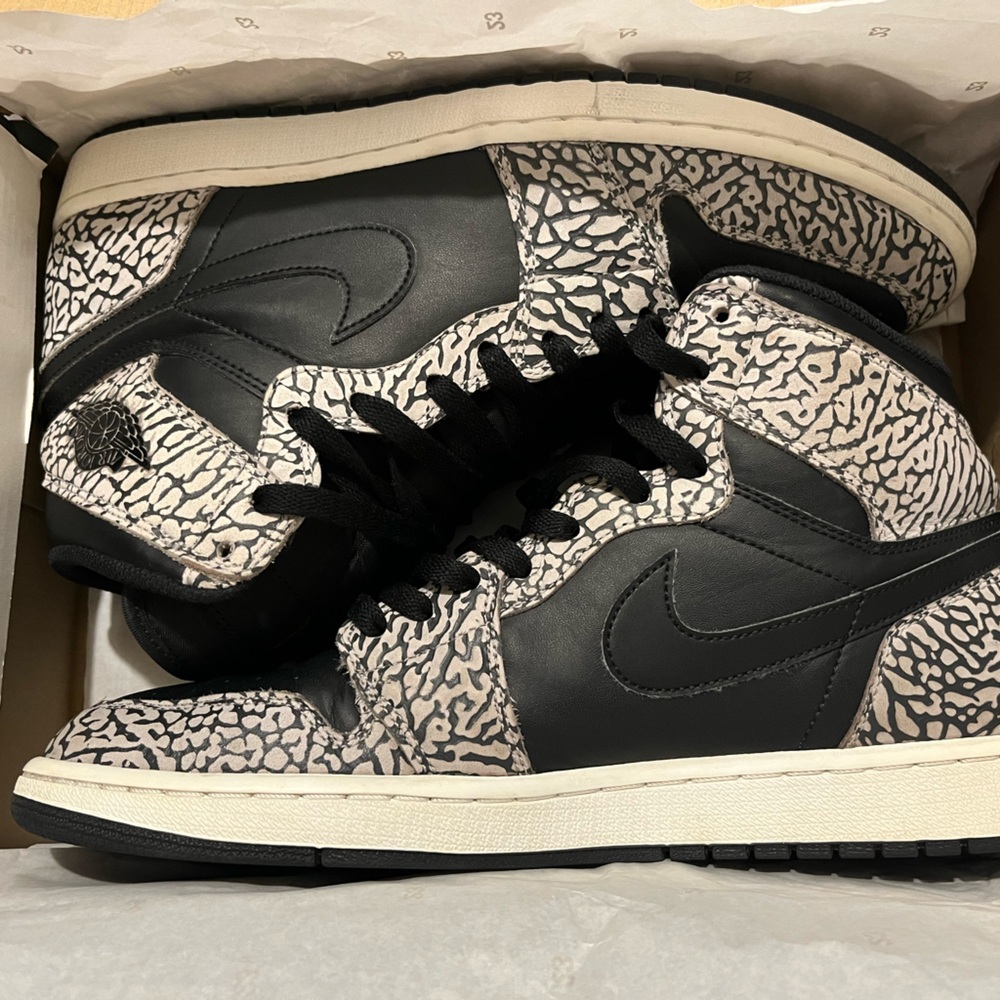 Size 12  Jordan 1 elephant black/black LIkE NEW